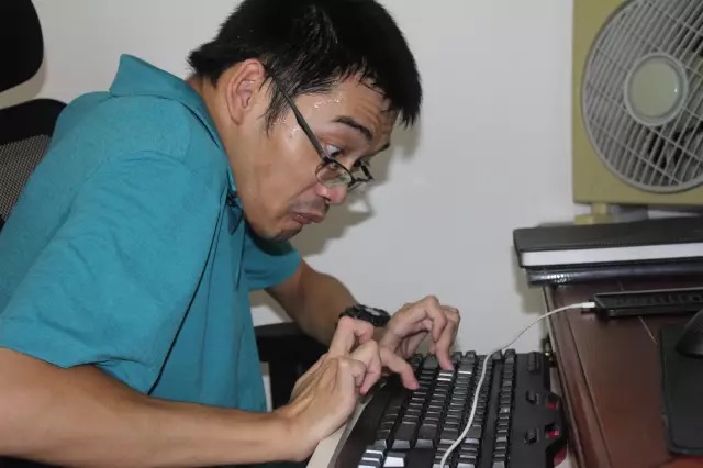 脑瘫男孩17岁考上大学，毕业在家工作每月7500，成为公司骨干